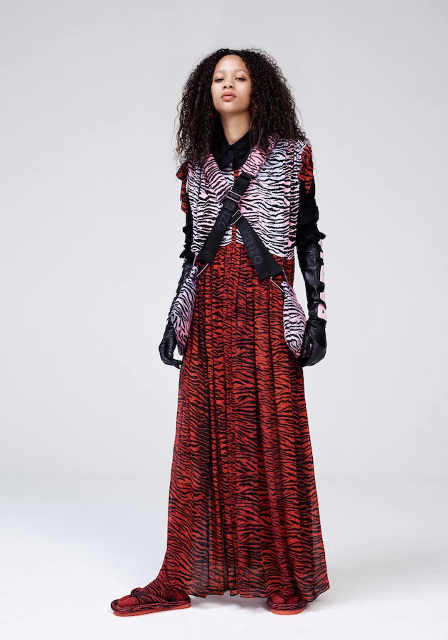 Los diseñadores combinan estampados en una misma pieza.