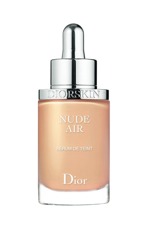 Un maquillaje suero ultra-fluido que sublima la tez en transparencia. La piel consigue un efecto buena cara, con un acabado aterciopelado. A base de aceites volátiles, la fórmula sin talco deja sobre la piel una película de maquillaje imperceptible. Su pipeta ultra-precisa dosifica fácilmente la cantidad exacta. Su fórmula, enriquecida con agentes difuminadores y pigmentos vitrificados, unifica e ilumina la tez al momento. (53€)