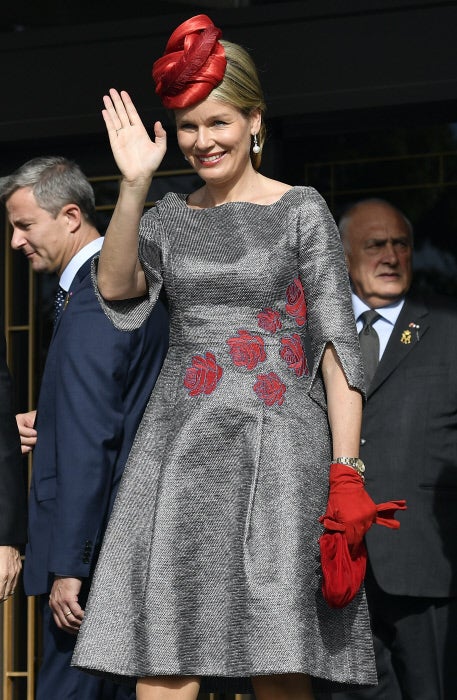 Con un vestido evassè muy del estilo de los que suele lelvar la reina Letizia, su homónima belga visitó el Tokugawa Art Museum en Nagoya, Japón. Le aportó un toque de color al look con los complementos en rojo como los bordados del traje. Máxima combinación.