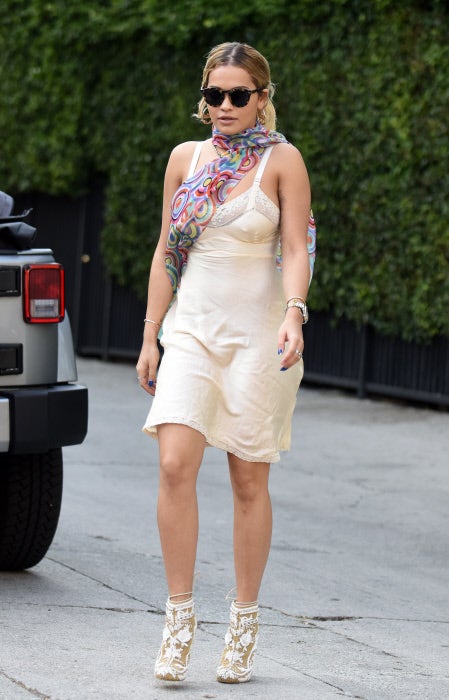 Yves Saint Laurent, Dolce & Gabbana y Celine subieron a la pasarela la tendencia lencera. Bella Hadid, con su vestido rojo en Cannes, dio una auténtica lección de estilo, todo lo contrario a Rita Ora, que escoge un color que no le favorece y lo combina con unos botines con bordados. Demasiado para un mismo look.