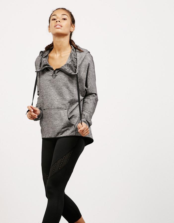 Sudadera de sport técnica con capucha y cremallera de Bershka (25,99€).