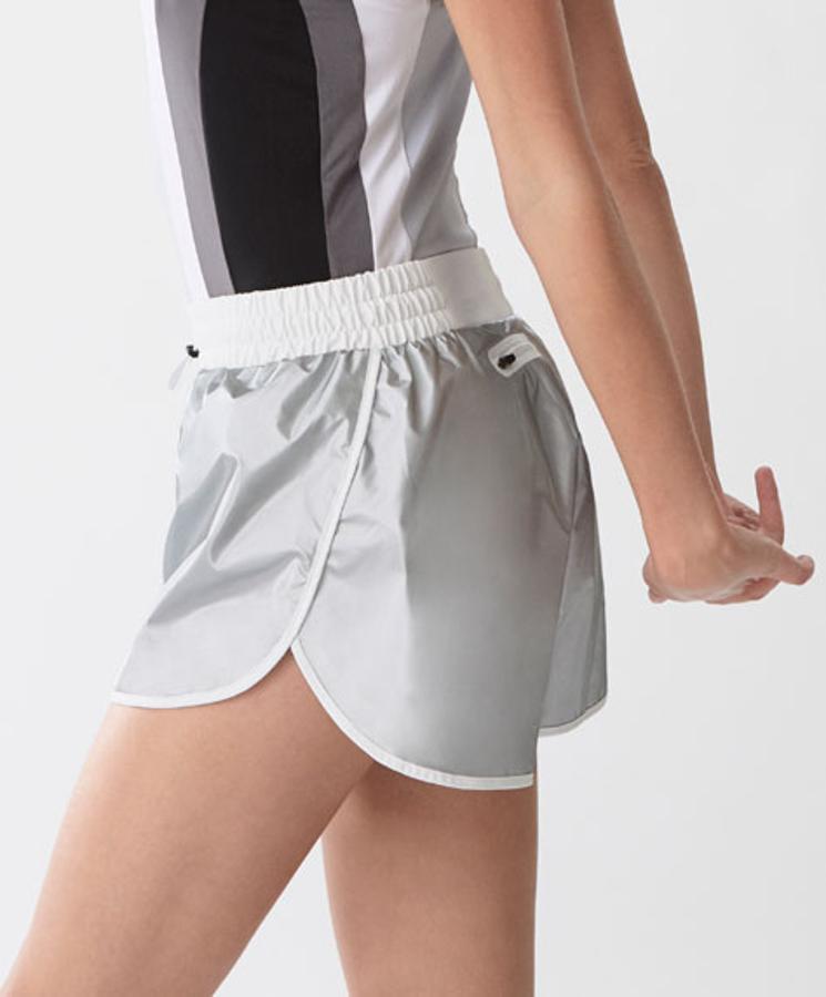 Short plata de Oysho. Tienen goma elástica en la cintura y contiene detalles en blanco (25,99€).