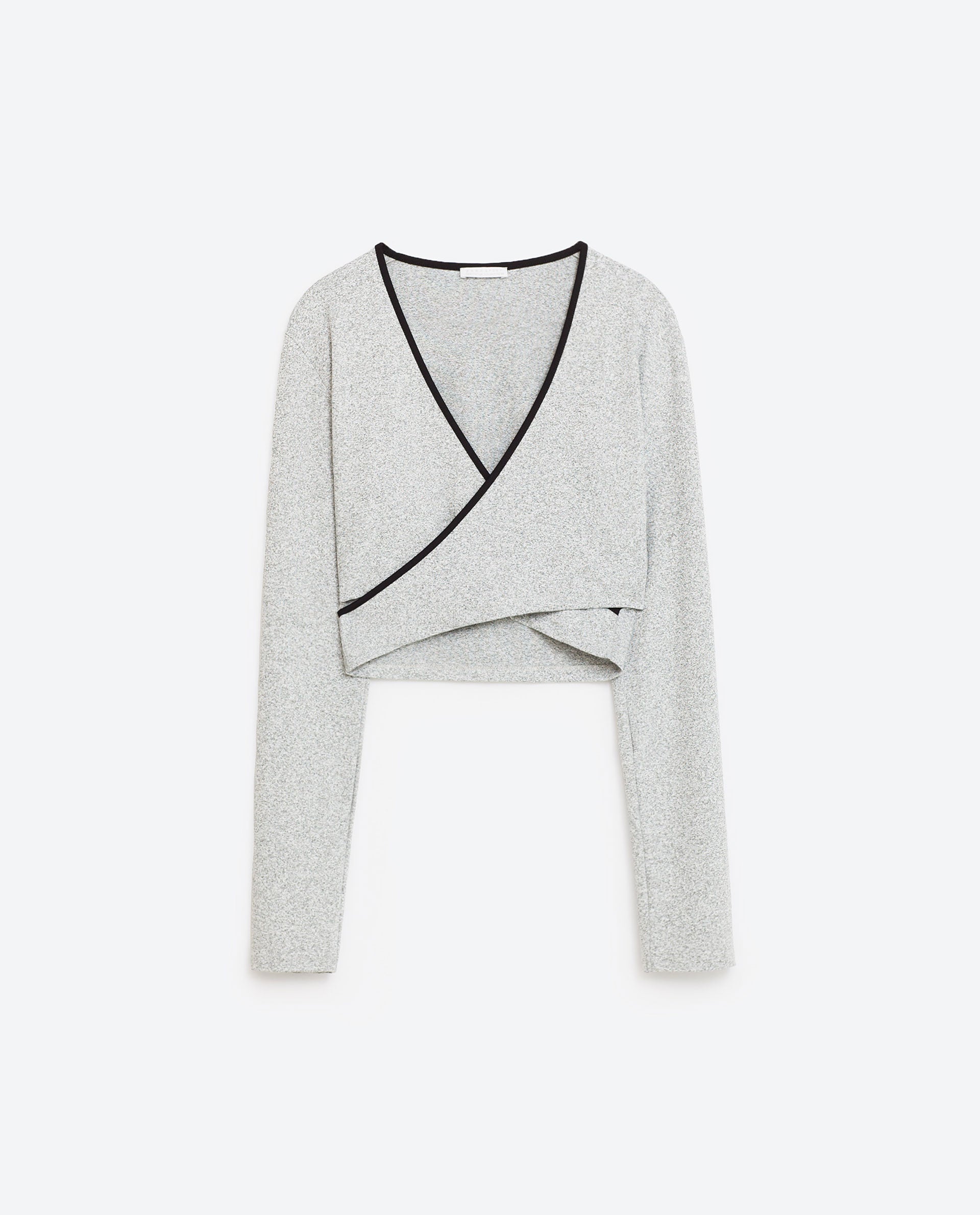 Camiseta cruzada contraste de Zara. Cruzado delantero y escote en pico (15,95€).