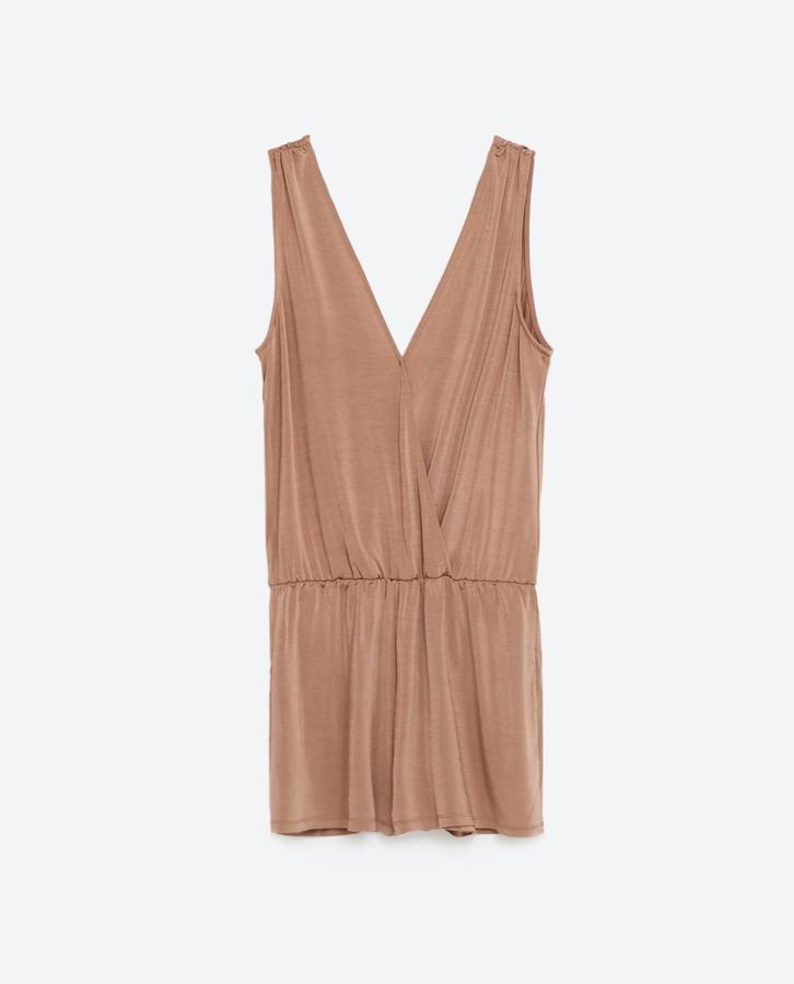 Mono corto con escote en pico y cruzado de Zara (17,95€).