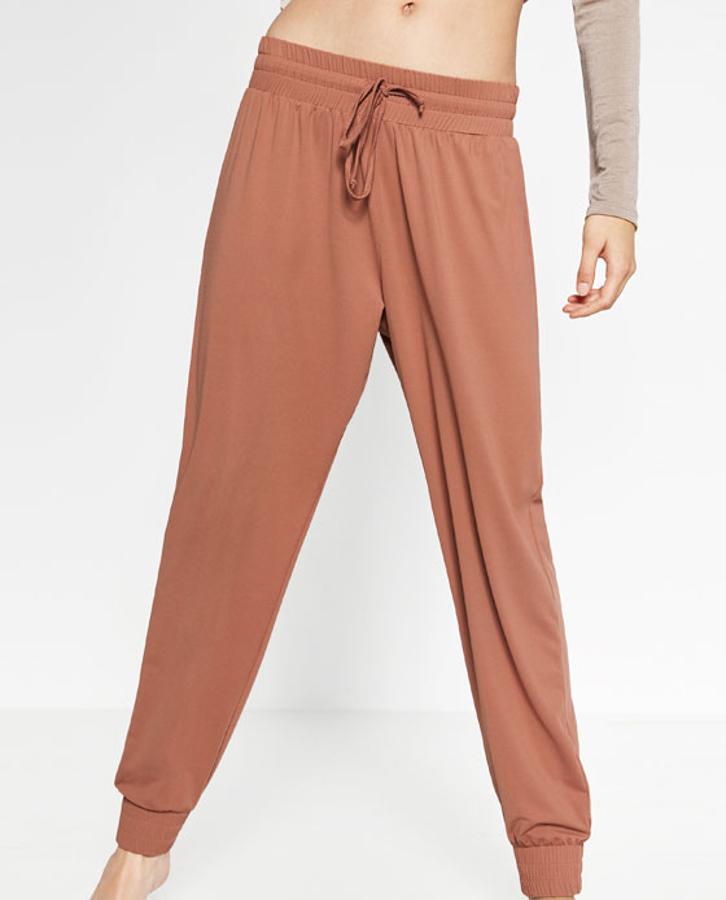 Pantalón fluído de Zara con goma en la cintura y puños en los tobillos (17,95€).