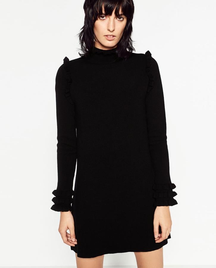 Vesito negro de manga larga de Zara (Precio: 29'95€)
