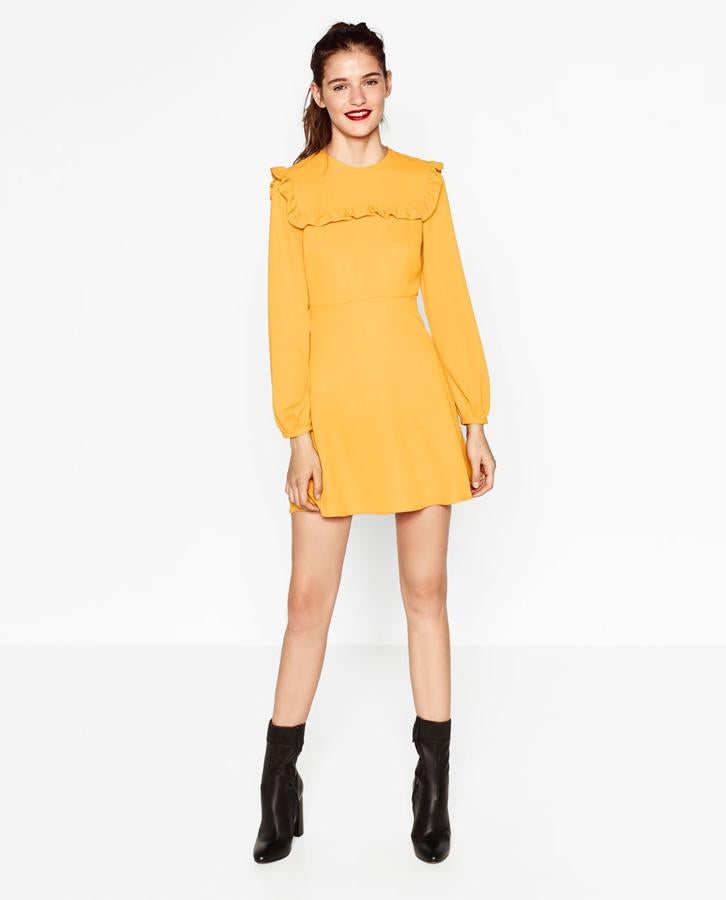 Vestido en color mostaza de Zara (Precio: 39'95€)