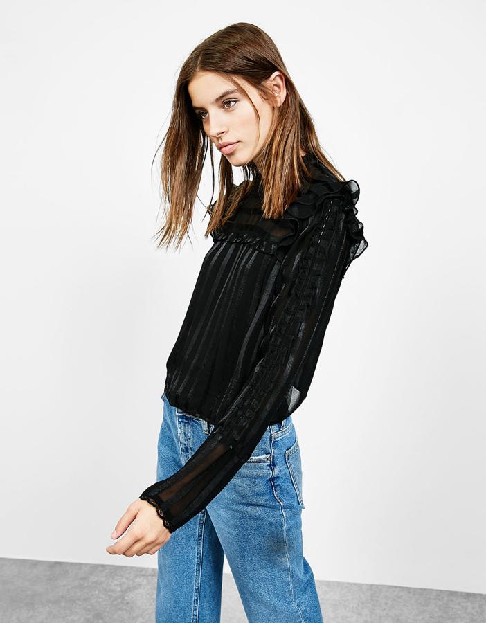 Blusa negra de manga larga de Bershka (Precio: 19'99€)