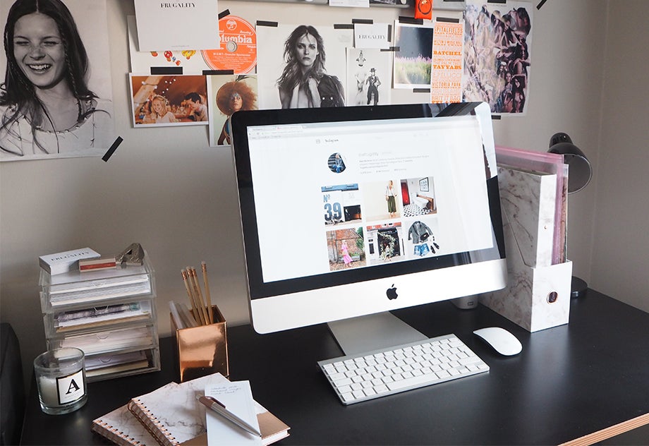 Ecritorio con cuadernos, revistero (2'50€) y archivador (1,39€). Todo de Primark.