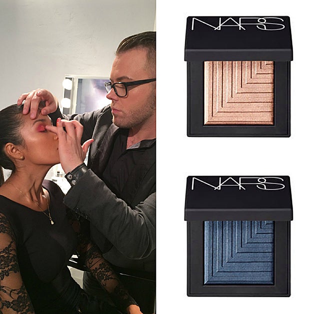 En el maquillaje hay momentos en los que conviene saltarse las reglas. Jake Broullard, maquillador internacional de Nars, en el momento que aplica sobre la sombra naranja una capa de gloss para darle el toque de brillo goloso. Un toque de experto con el que vale la pena experimentar.