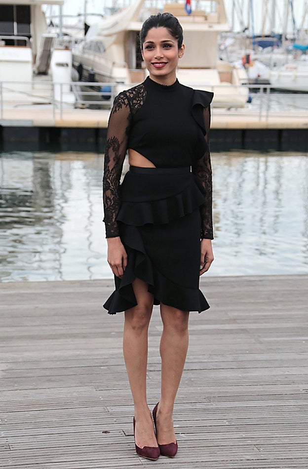 Freida Pinto, feliz en Cannes. La actriz india celebró su 32º cumpleaños en la ciudad francesa presentando su nueva serie, 'Guerrilla'. La bellísima Freida llevaba un precioso conjunto en negro con toques lenceros con el que eclipsó al resto del reparto.