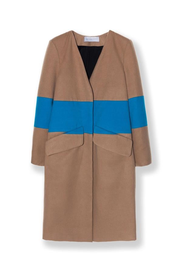 Con escote en pico, el azul le aporta un toque desenfadado.