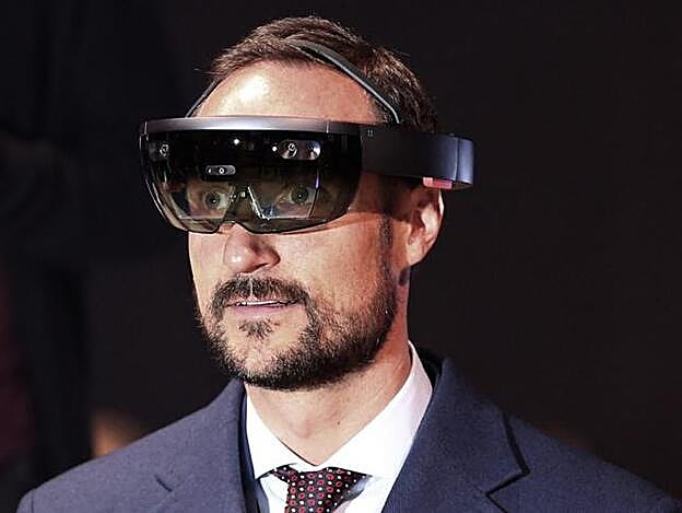 Al mal tiempo, cara de asombro... De esta guisa hemos visto a Hakoon de Noruega en la Semana de la Innovación de Oslo, probándose unas gafas de realidad virtual de Google. Recientemente el príncipe ha tenido que pedir perdón por alquilar viviendas de manera ilegal. ¿Encontrará la paz en el mundo virtual?