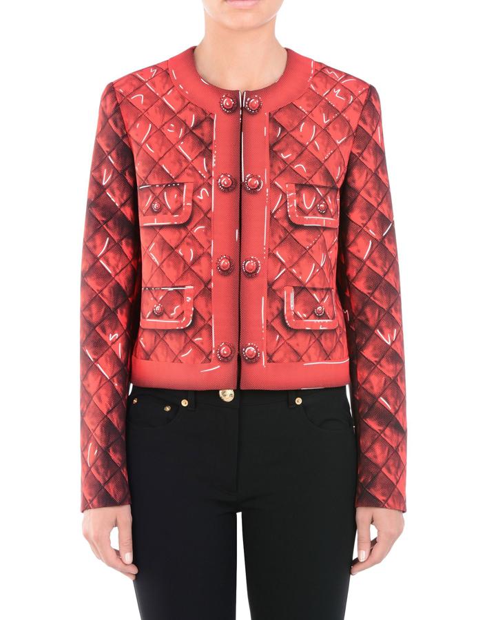 Recuerda a las icónicas chaquetas de Chanel, pero es obra de Jeremy Scott. Precio: 296 euros.