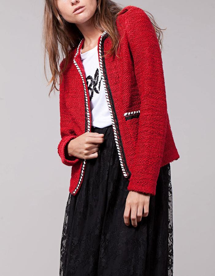 Sin botones y con dos bolsillos, esta chaqueta roja es una buena opción para un look de entretiempo. Precio: 29,95 euros.