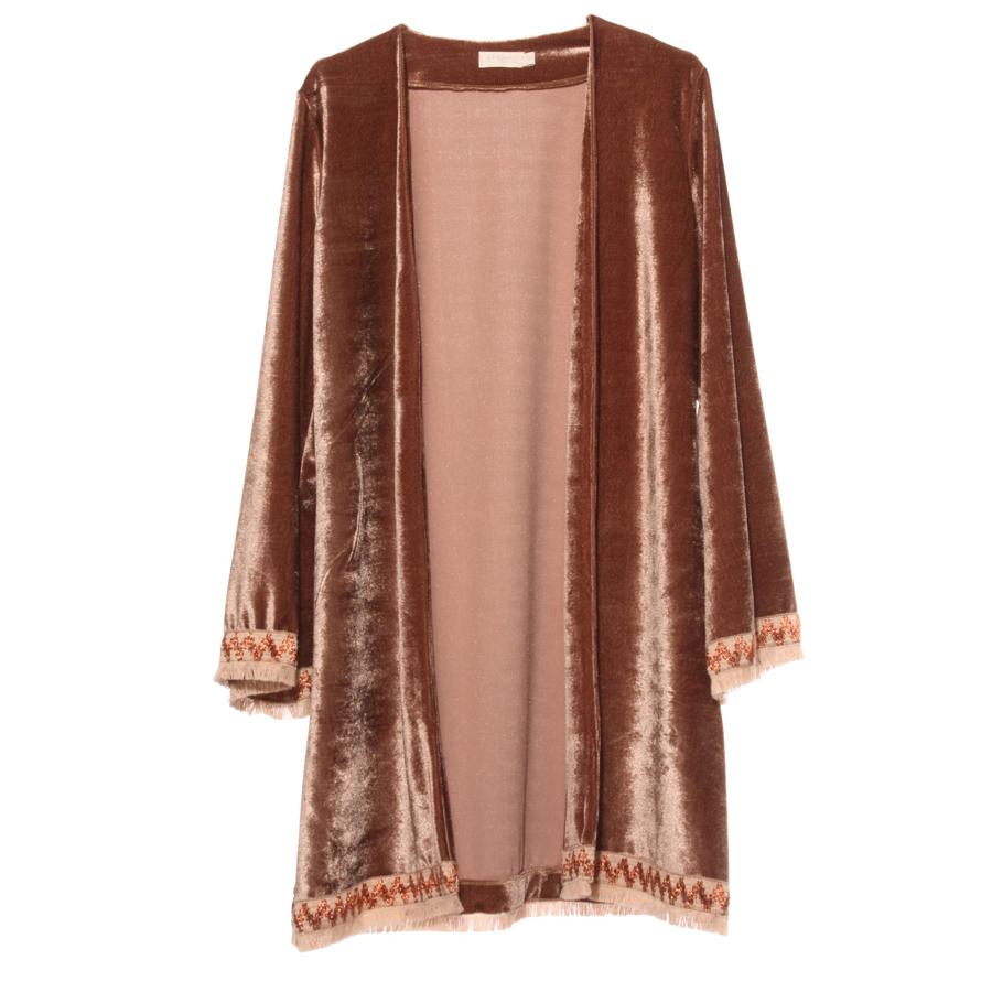 Si hay un tejido que reinará esta temporada, ése es el terciopelo. En color rosa aportará un toque dulzón y sofisticado al look. Precio: 138 euros.