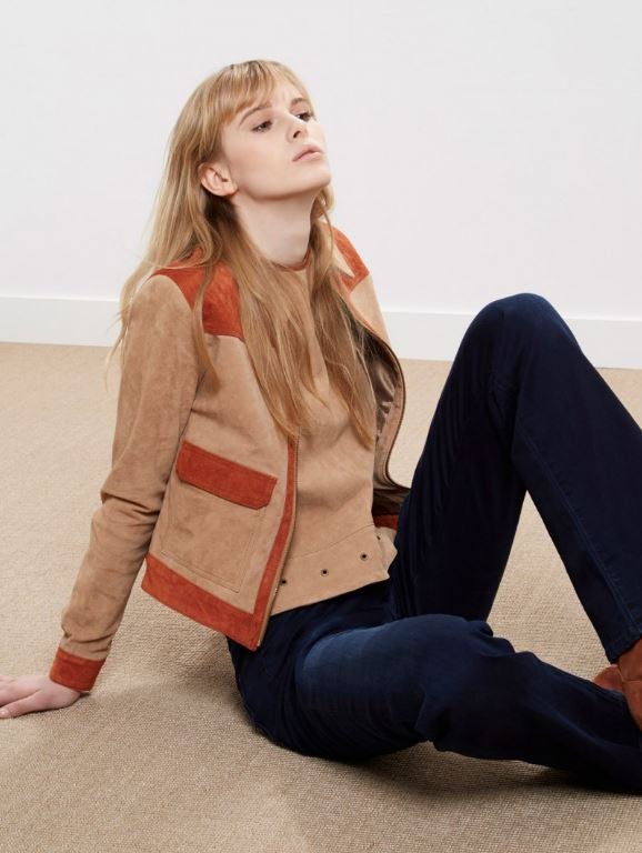 En beige y naranja, es perfecta para los looks casual. Está rebajada de 220 a 174 euros.