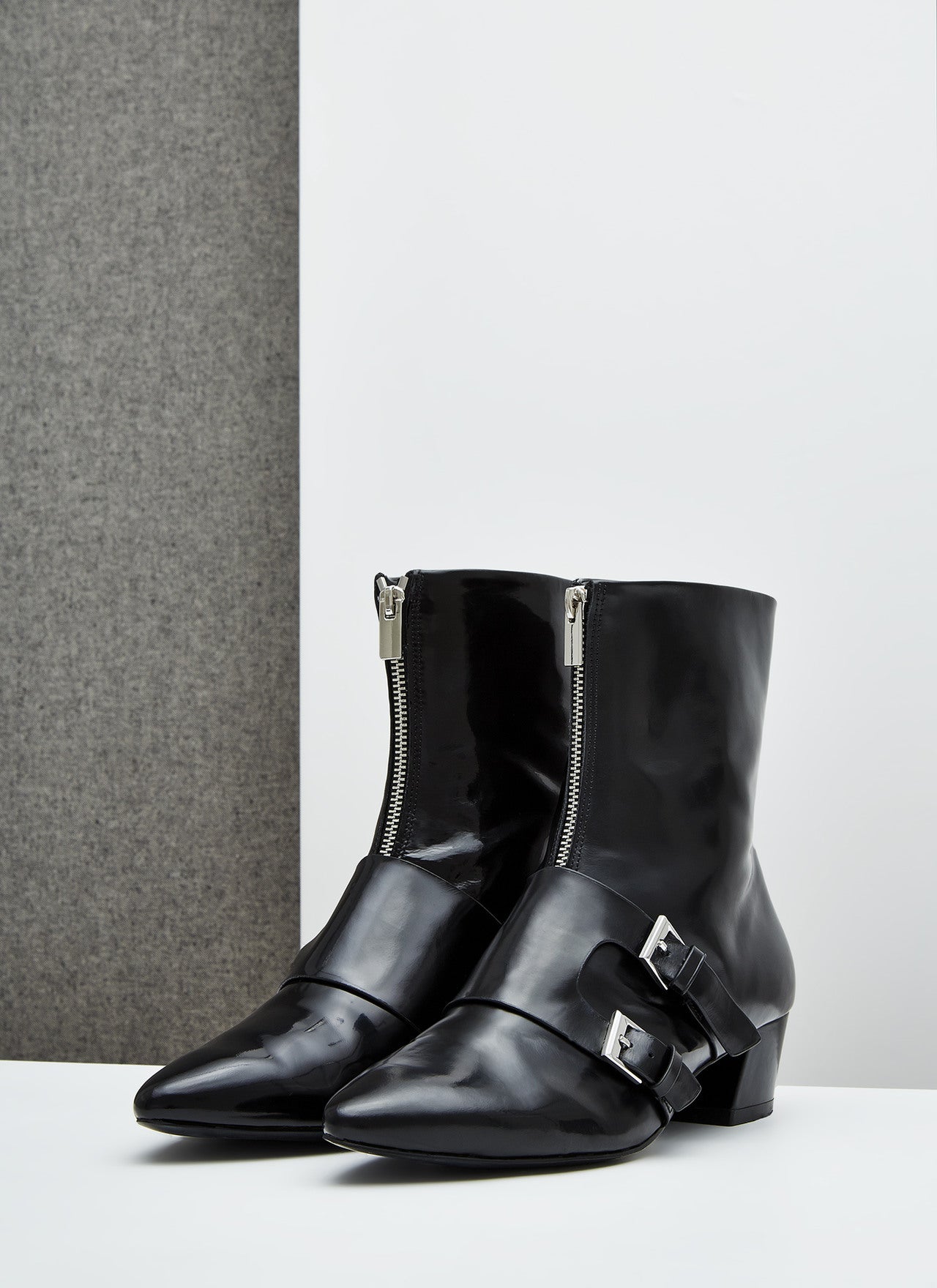 Con doble hebilla y cremallera. Están rebajados de 240 a 189 euros.