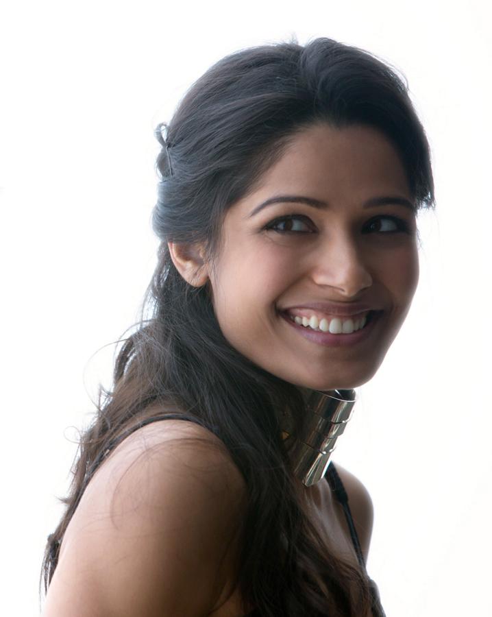 Hace ocho años que 'Slumdog Millionaire' lanzó a la fama a Freida Pinto. Y parece que fue ayer, porque su belleza sigue intacta, como rodeada de un aura. Freida es imagen de L'Orèal y el paradigma de la belleza de su India natal.
