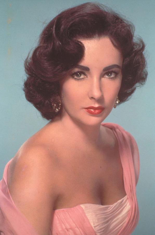 Talento y belleza unidas en los ojos de la actriz británica más icónica del cine. Elizabeth Taylor fue una estrella durante décadas. Y no importó sus aumentos y pérdidas de peso. Su fotogenia era legendaria.