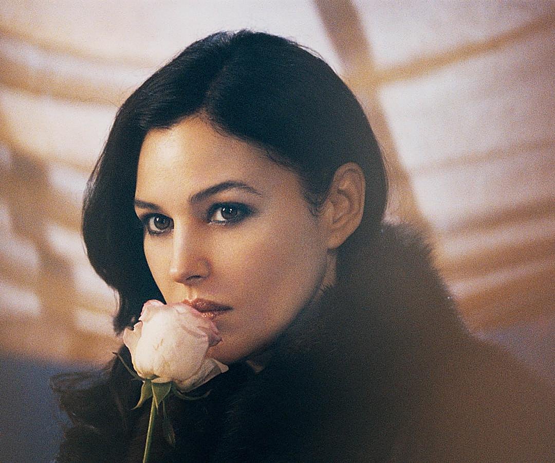 Mónica Bellucci logró imponerse a otras 'bellas' como el máximo exponente de la belleza italiana de los 80 y 90... Una mirada sensual y un rostro prácticamente perfecto la convirtieron en paradigma de la fotogenia de aquellos años. Hollywood trató de seducirla pero su lugar estaba en Europa.