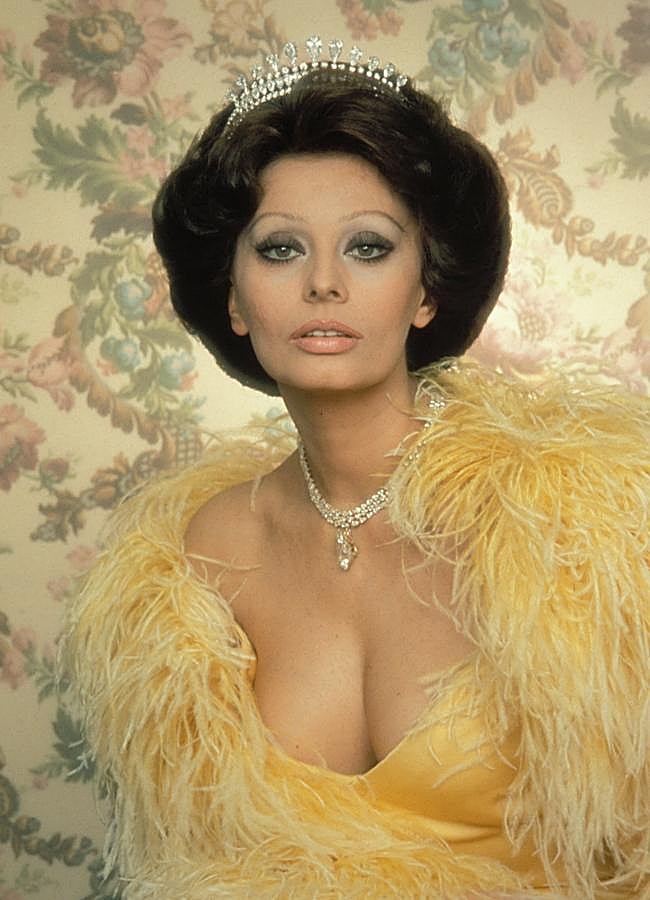 Sofía Loren fue una de las primeras actrices extranjeras en 'cruzar el charco' tras la Segunda Guerra Mundial y triunfar en Hollywood, reacio a los foráneos. El talento primero y la belleza (y voluptuosidad) después, hicieron que Sofía se convirtiera en una de las grandes. Para el recuerdo siempre nos quedarán sus enormes ojos de gata verdes.