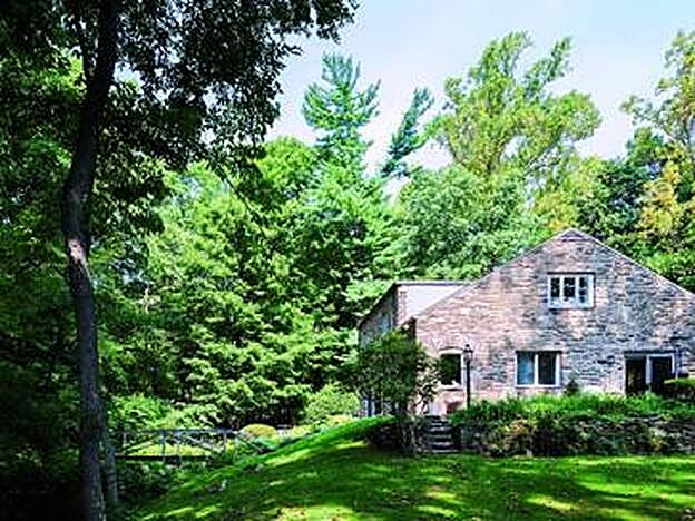 La casa está rodeada de vegetación y tiene un extenso jardín en la parte trasera.