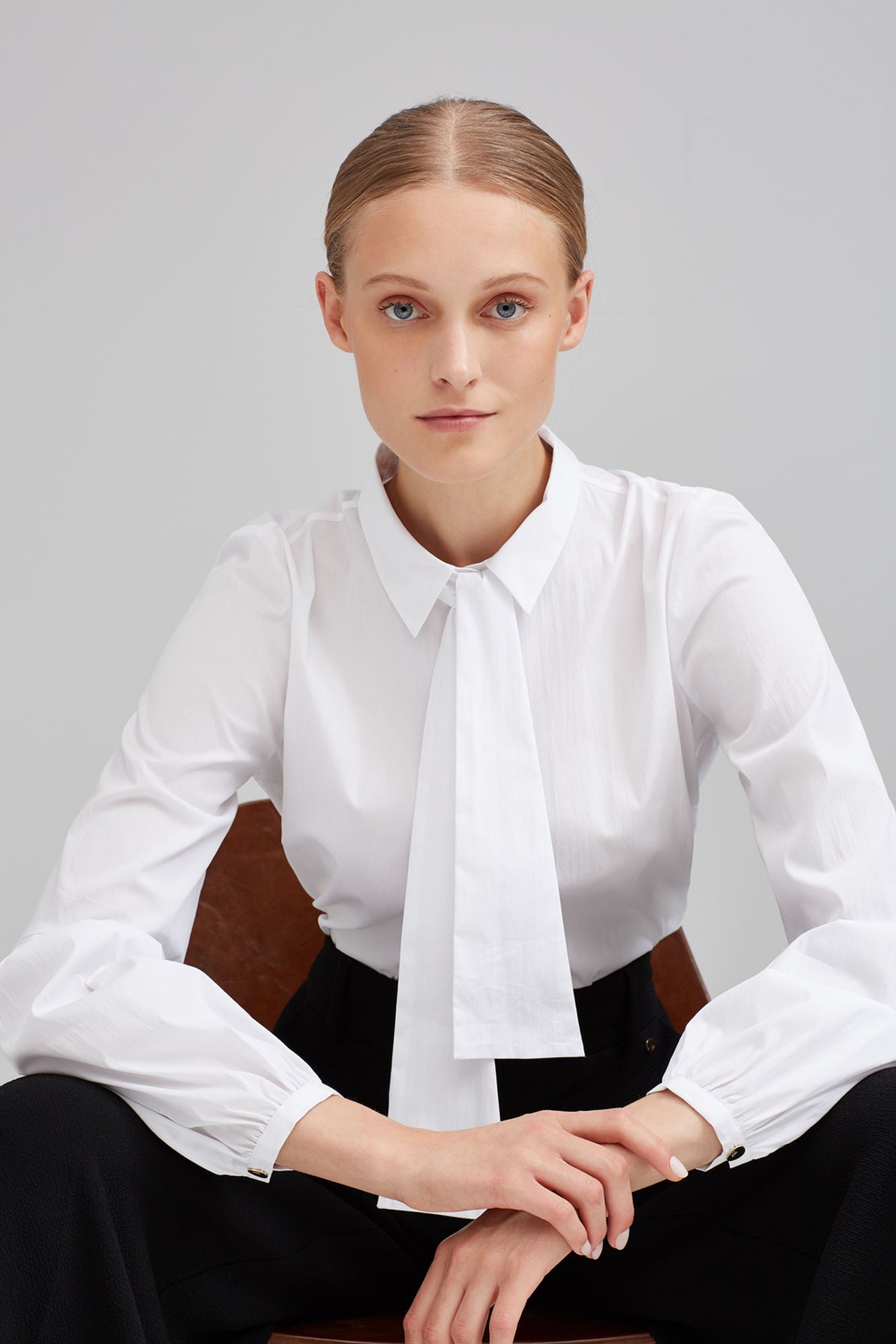 Con lazada y cuello camisero. Está rebajada de 99,90 a 49,95 euros.