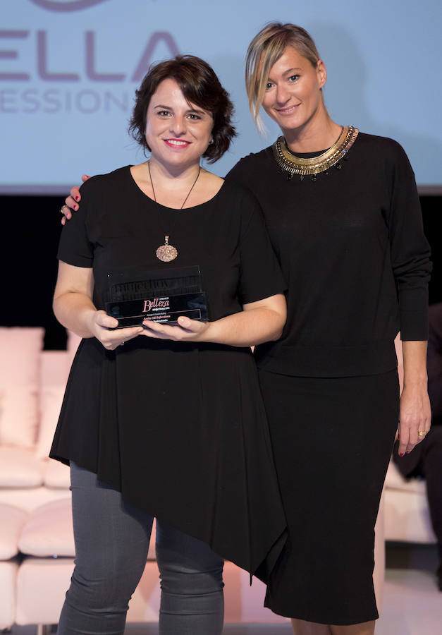 En la categoría de Cabello Styling el premio ha sido para el Aceite Oil Reflections de Wella Professionals. Cartu Méndez, directora de comunicación de Coty Professional Beauty en España, ha recogido el galardón de manos de Malena Olcoz, jefa de producto de Mujerhoy.com.