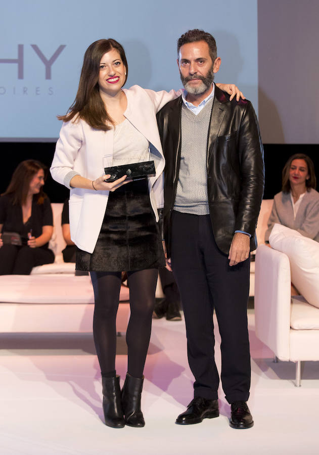 En la categoría de Cuidado de Cuerpo Diario, el premio ha sido para Aqua Sorbet Ideal Body de Vichy. Marina Vega, responsable de comunicación y social media de Vichy, ha recogido el galardón de manos de Gervasio Pérez, director de moda y belleza de Mujerhoy.