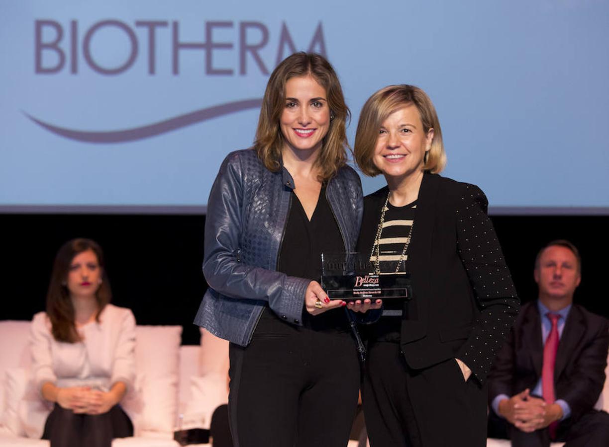 En la categoría de Cuidado de Cuerpo Específico el ganador ha sido Body Refirm Strech Oil de Biotherm. Recoge el premio Elena Muñoz-Rojas, directora de marketing de Biotherm España, de manos de Charo Carrera, directora de Mujerhoy.