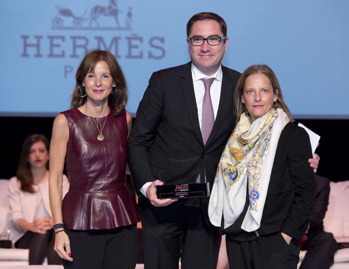 El premio al Perfume Flechazo ha sido para Eau de néroli doré de Hermès. Laura Ruiz de Galarreta, directora de operaciones y relaciones institucionales de Taller de Editores, ha entregado el galardón a Olivier Cheronnet, managing director de Hermès Parfums para España y Europa del Sur, y María Zayas, directora de marketing de Hermès.