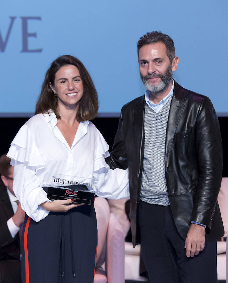 El premio Perfume Revelación ha sido para Loewe 001 Woman de Loewe. Zahara Manchado, directora de comunicación de Perfumes Loewe, ha recogido el premio de manos de Gervasio Pérez, director de moda y belleza de Mujerhoy.
