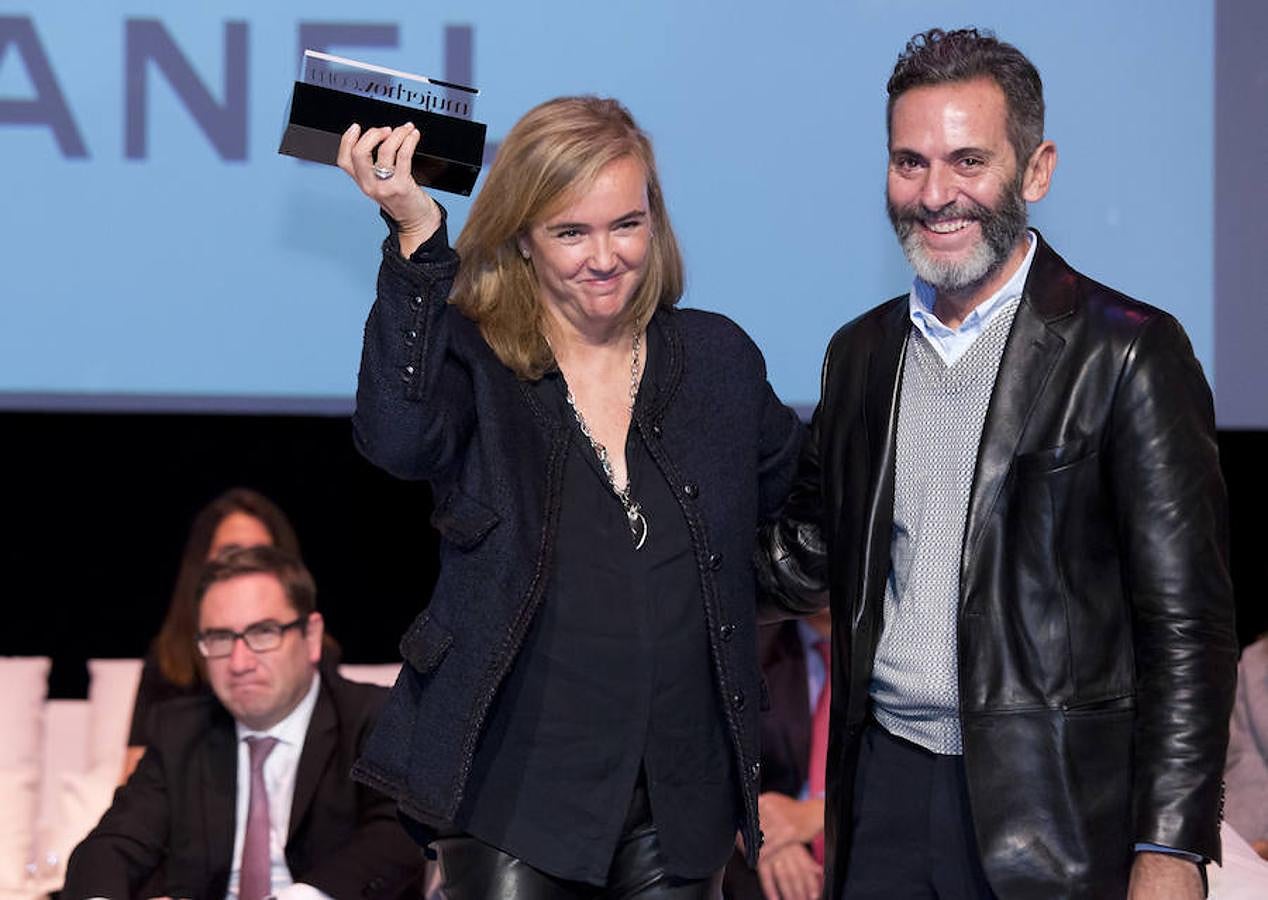 En la categoría de Tratamiento Ojos el ganador ha sido Hydra Beauty micro gel yeux de Chanel. Assunta Jiménez-Ontiveros, directora de Relaciones Exteriores de Chanel España y Portugal, recibe el premio de manos de Gervasio Pérez, directoro de moda y belleza de Mujerhoy.