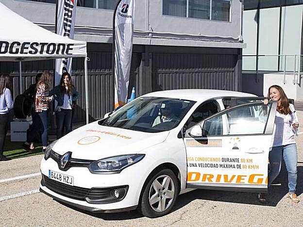 Comprobamos la eficacia del nuevo neumático Bridgestone DriveGuard ante un pinchazo.