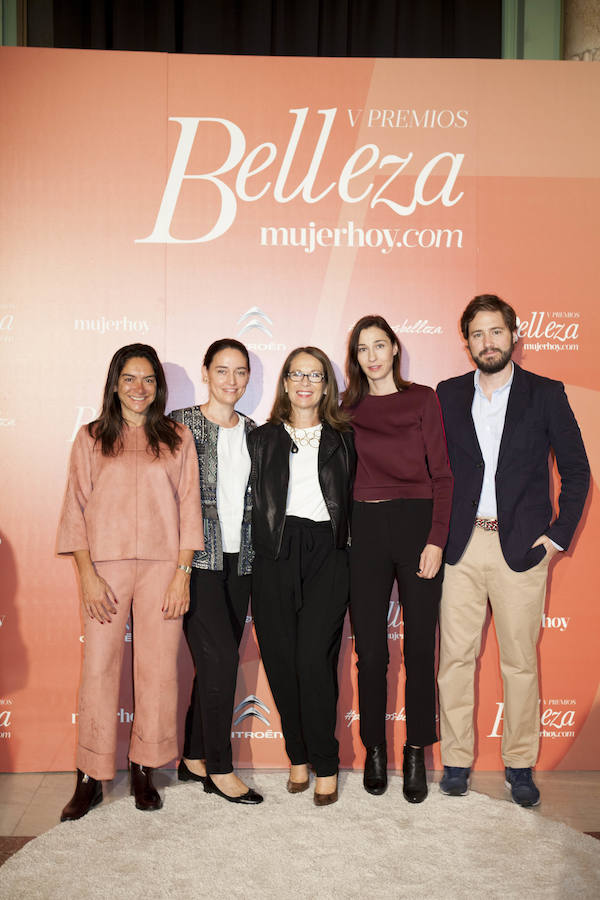 El equipo de comunicación de Sephora, con Nathalie Chaminade, directora de Comunicación y RRPP, a la cabeza, posa con Marta Ceballos, de CM Vocento.