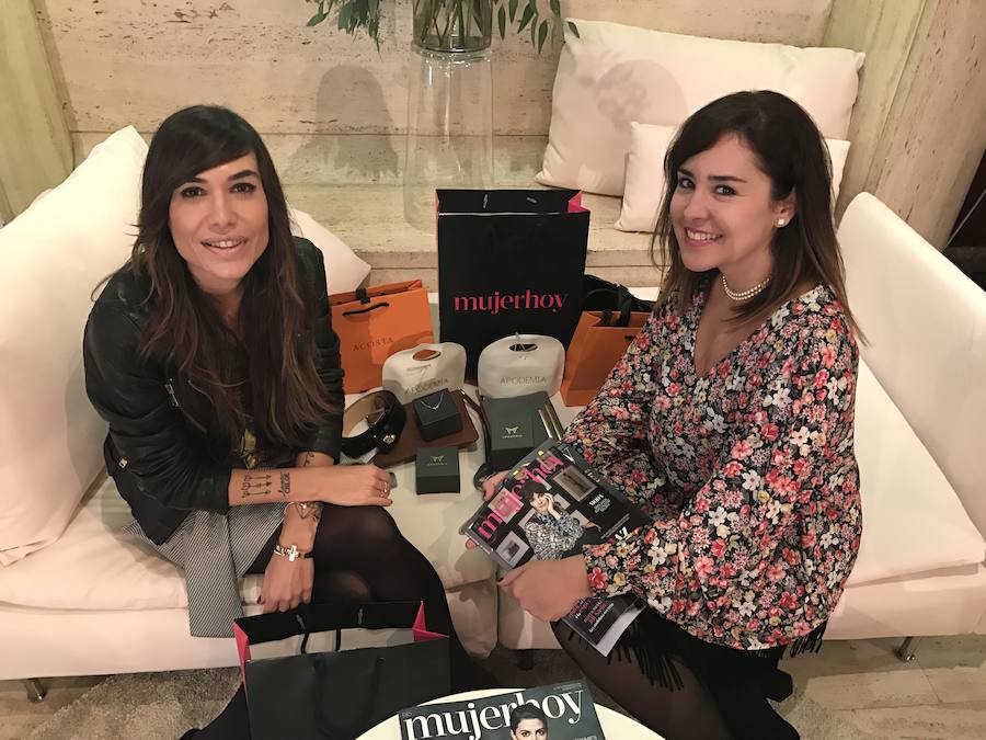 Anna Martin, del blog Addict Smile y Bárbara Crespo, del blog de Bárbara Crespo, dos de las blogueras del jurado de los V Premios Belleza (las otras son Susana García, de The Beauty Blog y Miriam Llantada, de Secrets&Colors, que no pudieron acudir al evento) posan tras la gala con los regalos de las firmas colaboradoras, Acosta (cinturón), Paula Franco Bags (bolso) y Apodemia (colgante de mariposa).