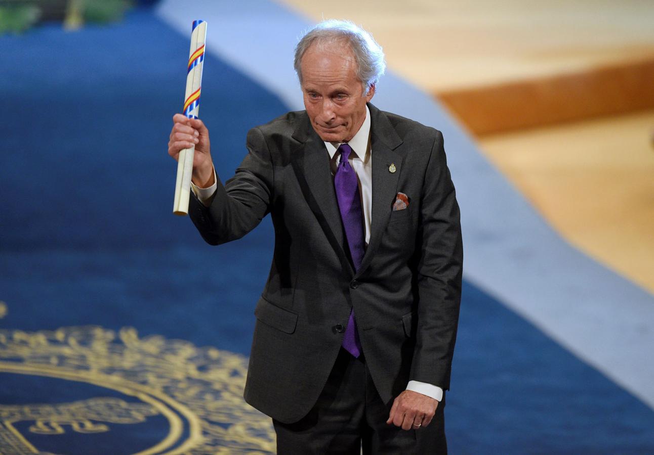 Aunque empezó a estudiar derecho, cambió las leyes por las letras. Es periodista y escritor y Felipe VL ha resaltado del autor de 'Flores en las grietas'l que "la vida late en sus páginas" .