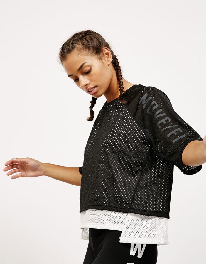 Camiseta mezcla de tejidos transpirables de Bershka (Precio: 19'99€)