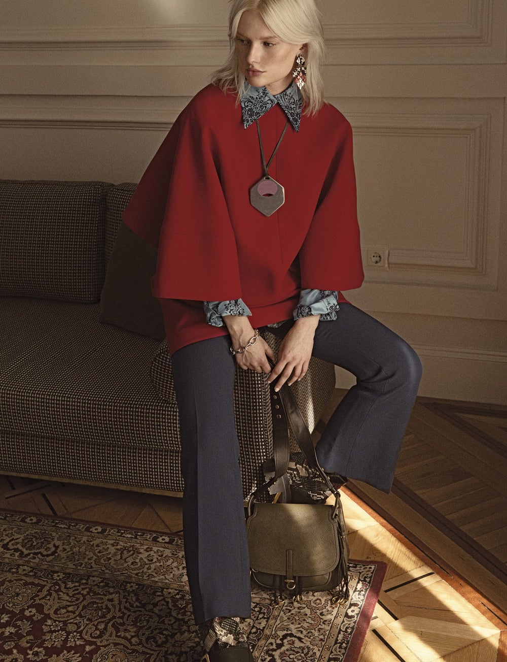 Bajo el vestido rojo de Marni, camisa azul de Miu Miu y pantalón de Burberry. Pendientes de Anton Heunis, colgante de Hermès, pulsera de Ararat, botines de patchwork de pitón, de Burberry y bolso de Prada. Estilismo: Carolina Badía. Agradecimientos: Club Alma. Maquillaje y peluquería: Ricardo Calero (Talents) para Art Lab-Aveda y Chanel. Asistentes de fotografía: Germán Gómez y Nauzet Gaspar. Asistente de estilismo: Sandra Muñoz.