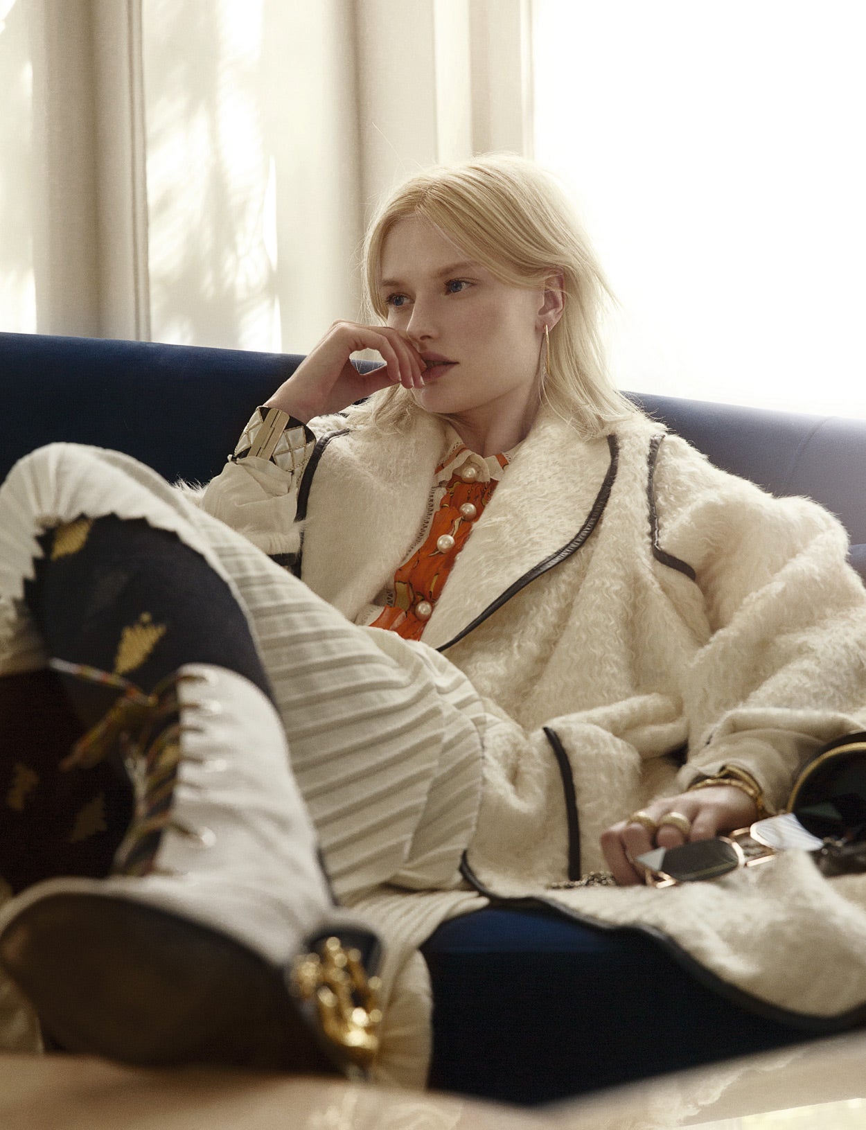 Blusa con botones perla de Coach, abrigo de Sportmax y falda plisada de Salvatore Ferragamo. Los leotardos de rombos y las botas, son de Prada. Chanel firma el bolso y el brazalete en la mano derecha, y Gucci, los anillos y la pulsera de la izquierda. Reloj de Calvin Klein y pendientes de Pena Jewels. Estilismo: Carolina Badía. Agradecimientos: Club Alma. Maquillaje y peluquería: Ricardo Calero (Talents) para Art Lab-Aveda y Chanel. Asistentes de fotografía: Germán Gómez y Nauzet Gaspar. Asistente de estilismo: Sandra Muñoz.