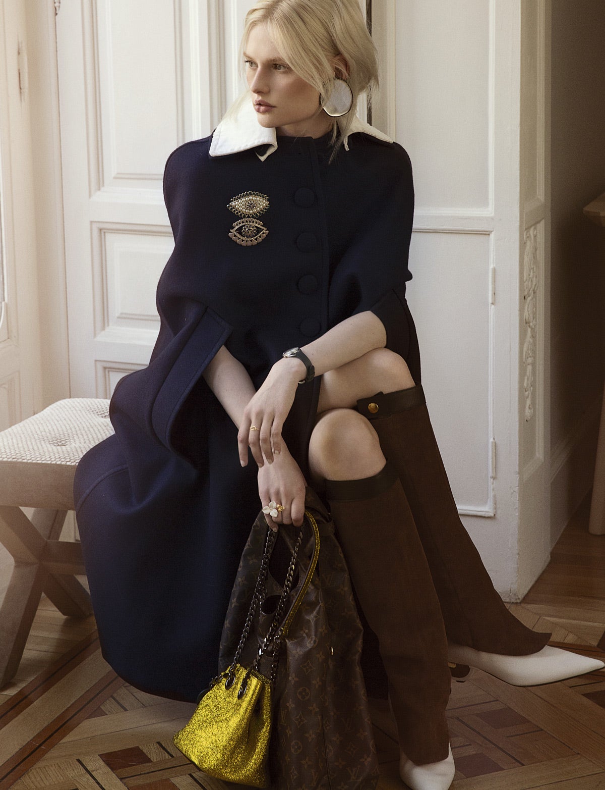 Capa de lana con cuello blanco de Prada, con broches de Chanel, y vestido de Salvatore Ferragamo. Los pendientes son de Céline; el reloj con diamantes, de Chaumet; y los anillos, de Dime que me quieres. Bolso de lona Monogram de Louis Vuitton, y bombonera amarilla de Emporio Armani. Las botas de ante y piel son de Marni. Estilismo: Carolina Badía. Agradecimientos: Club Alma. Maquillaje y peluquería: Ricardo Calero (Talents) para Art Lab-Aveda y Chanel. Asistentes de fotografía: Germán Gómez y Nauzet Gaspar. Asistente de estilismo: Sandra Muñoz.