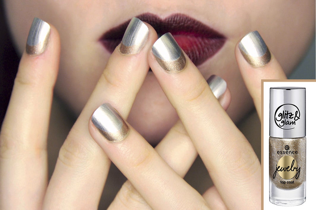 Plata y oro se declinan en total luminosidad este otoño. Aléjate de versiones intensas y elige los tonos más ligeros. Incluso los podrás combinar entre sí en juegos geométricos, como hizo la manicurista neoyorquina Michelle Candido para el desfile de otoño de Creatures of the Wind. Jewelry Top Coat de Essence (2,49 €). Desfile de Creatures of the wind