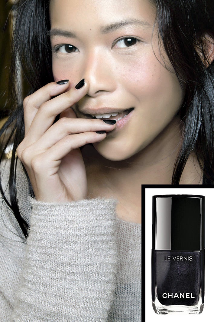 Siempre en uñas cortas y ligeramente redondeadas, y en la línea del revival grunge por el que abogan desde Marc Jacobs (el diseñador que lo subió original-mente a la pasarela) a la pareja de Public School que ahora rige DKNY. Le Vernis Gris Obscure de Chanel (26 €). Desfile de Vivienne Tam