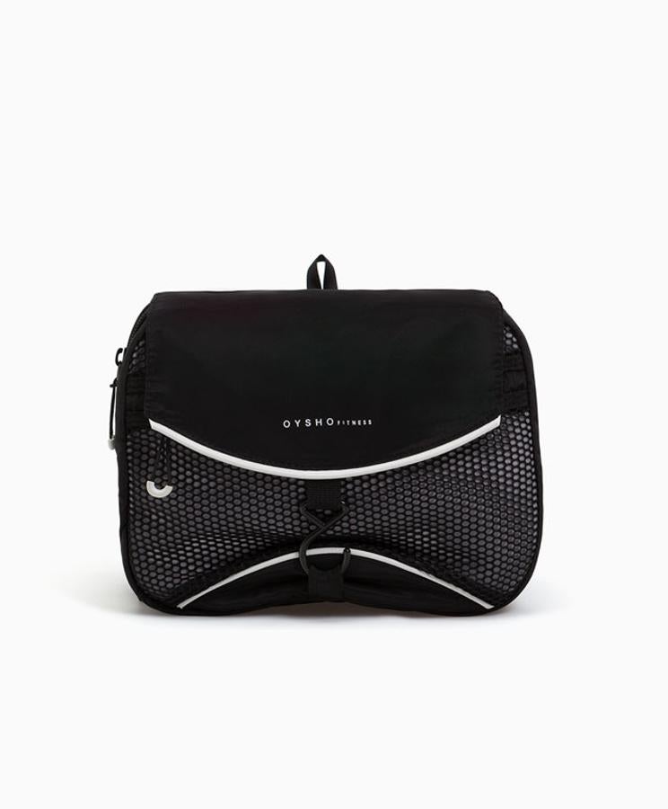 Neceser en negro de Oysho (Precio: 17'99€)