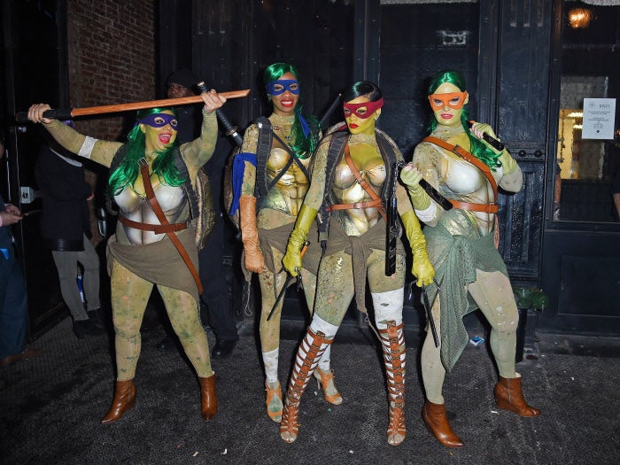 este disfraz en grupo de Rihanna necesita un poco más de esfuerzo para coseguir un buen resultado, pero merecerá la pena ser unas Tortugas Ninja por una noche.