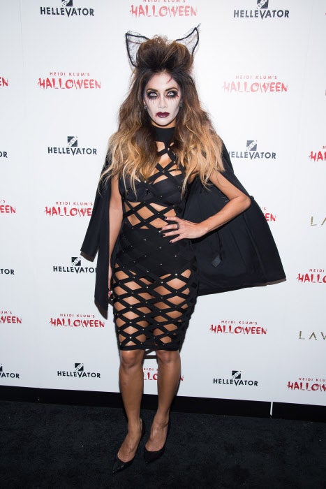 Nicole Scherzinger hace un 'mix and match' de diferentes disfraces hasta conseguir este look de miedo...