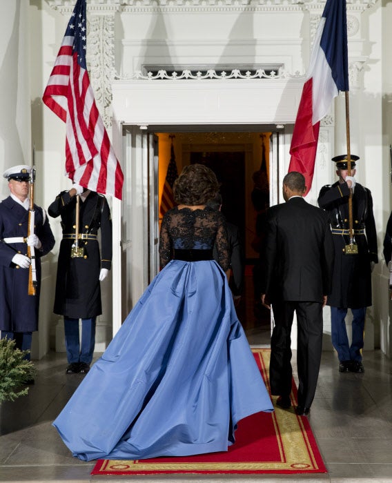 La Primera Dama, con vestido princesa malva con cuerpo de encaje brocado.