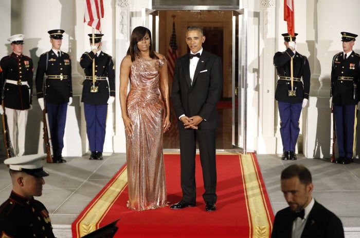 En su última recepción oficial como Primera Dama en la Casa Blanca vimos a una Michelle (literalmente) brillante con este look cobre de Atelier Versace.