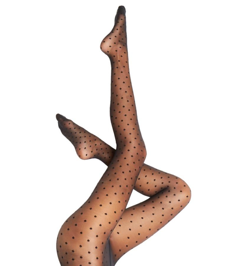 Negras y muy finas, los topitos le dan un toque muy sofisticado a este par de medias de Etam. Precio: 9,90 euros.